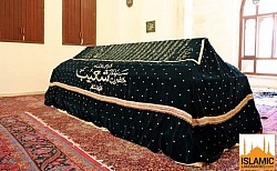 This is the maqam/shrine of the Prophet Shoayb (عليه السلام). He is regarded as being the father-in-law of Prophet Musa (عليه السلام) and was sent to the people of Madyan, a community of merchants who controlled the great trade routes between Yemen and Syria, and between Iraq and Egypt on the shores of the Red Sea.