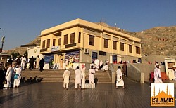 This library, in She’eb Banu Hashim in Makkah is sited on the place where the Prophet (ﷺ) was born on Monday 8th or 9th Rabi’ al-Awwal (19 or 20 April, 571 CE), in the Year of the Elephant. His ancestry can be traced back to the Prophet Ebrahim (عليه السلام).