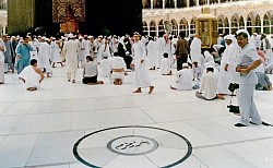 This historic photo shows the location of the Zamzam well in the mataf area. The Zamzam well has provided some 4000 years of almost continuous water supply, a living miracle. Note that this marking is currently no longer visible.